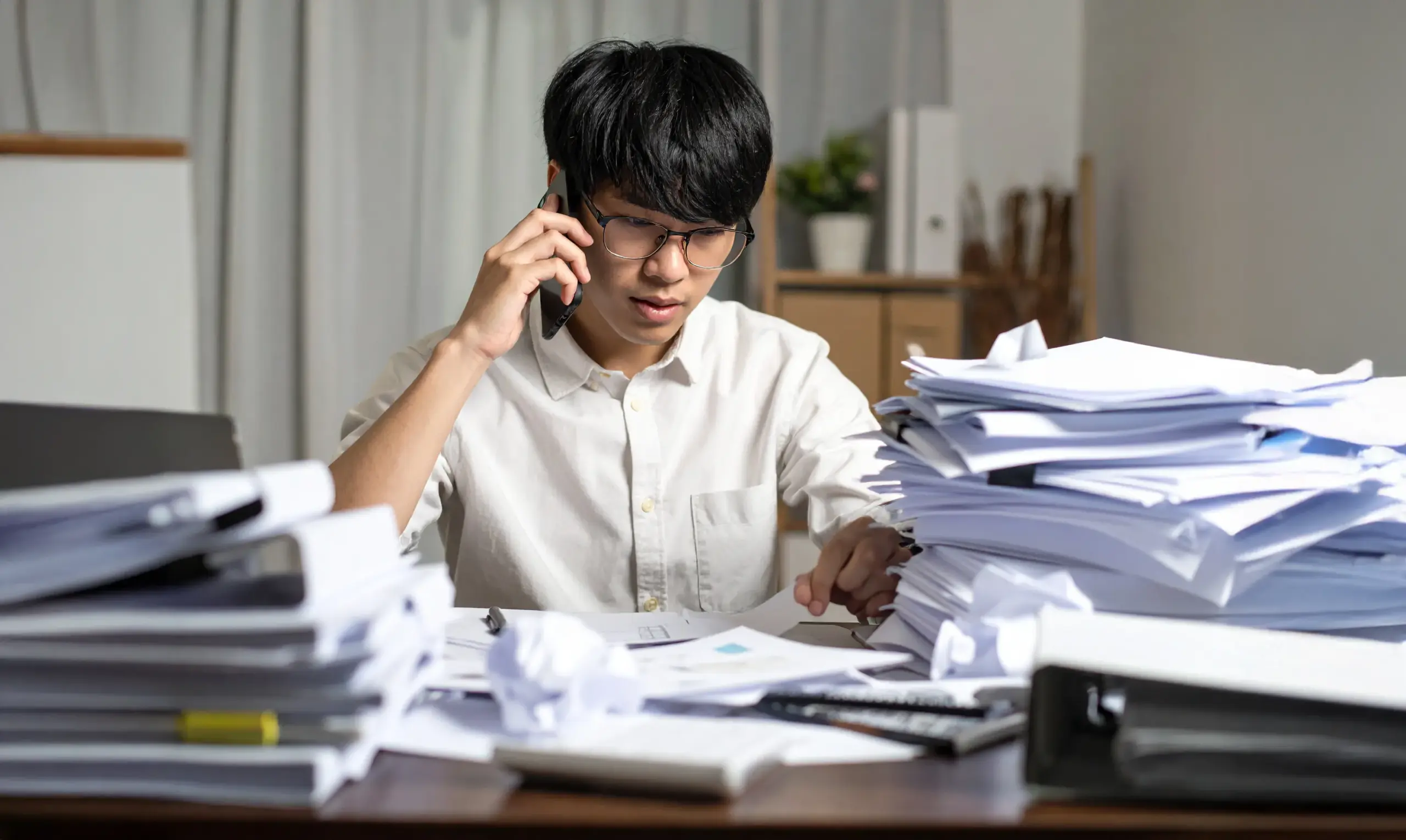 スタートアップの準備に忙しい青年